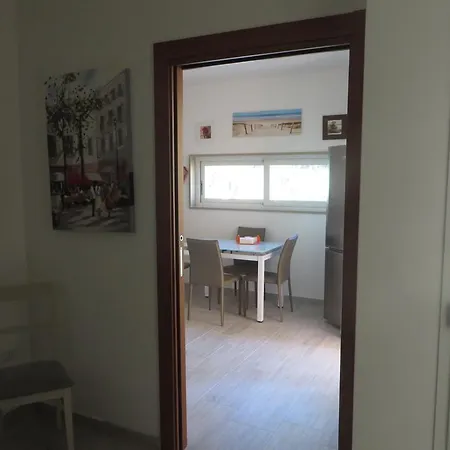 White And Red Apartment *