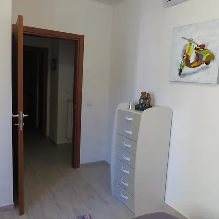 White And Red Apartment *