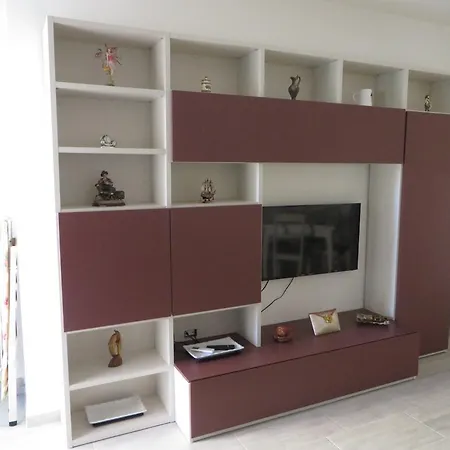 White And Red Apartment *
